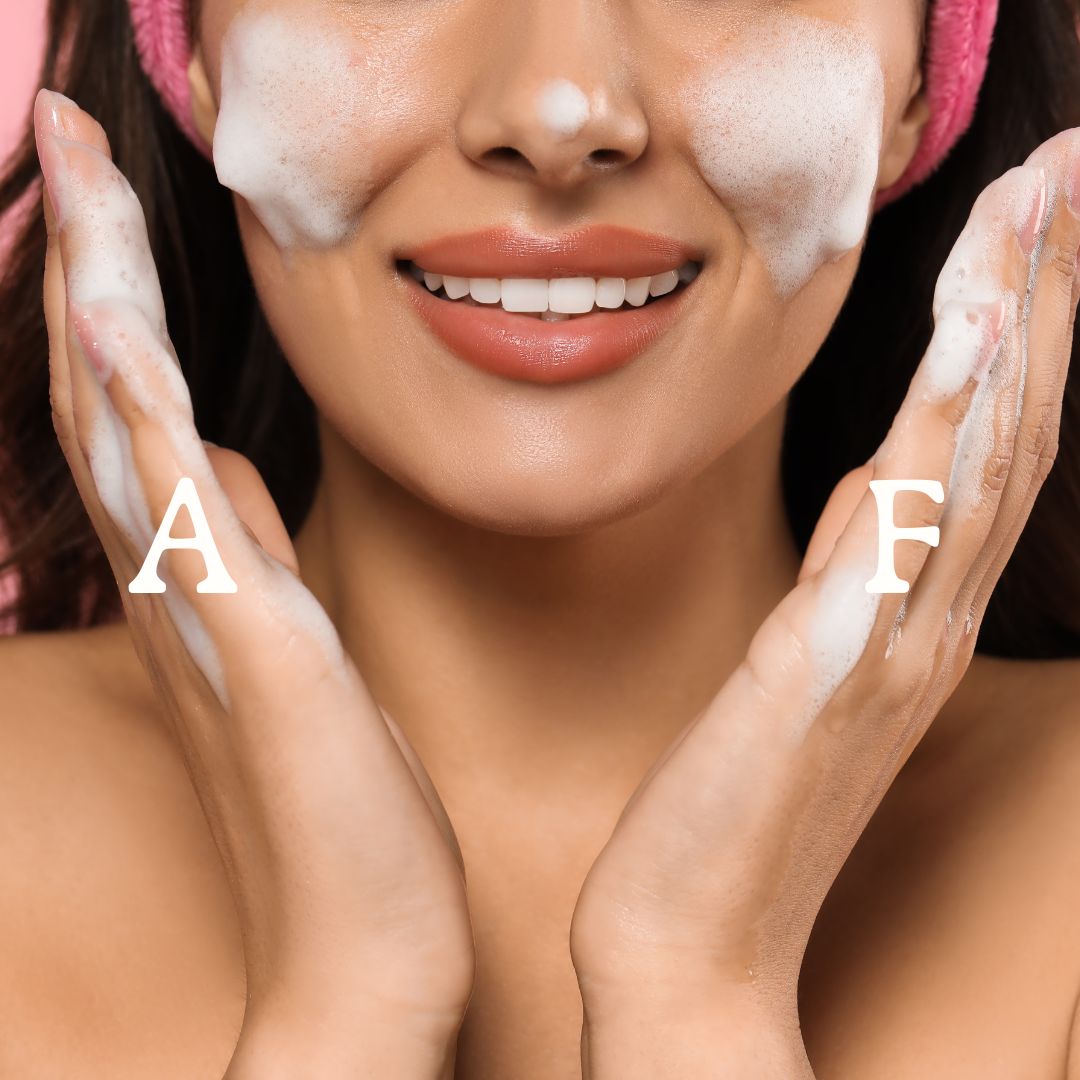 Une femme utilisant un savon moussant Atelier Fulmina