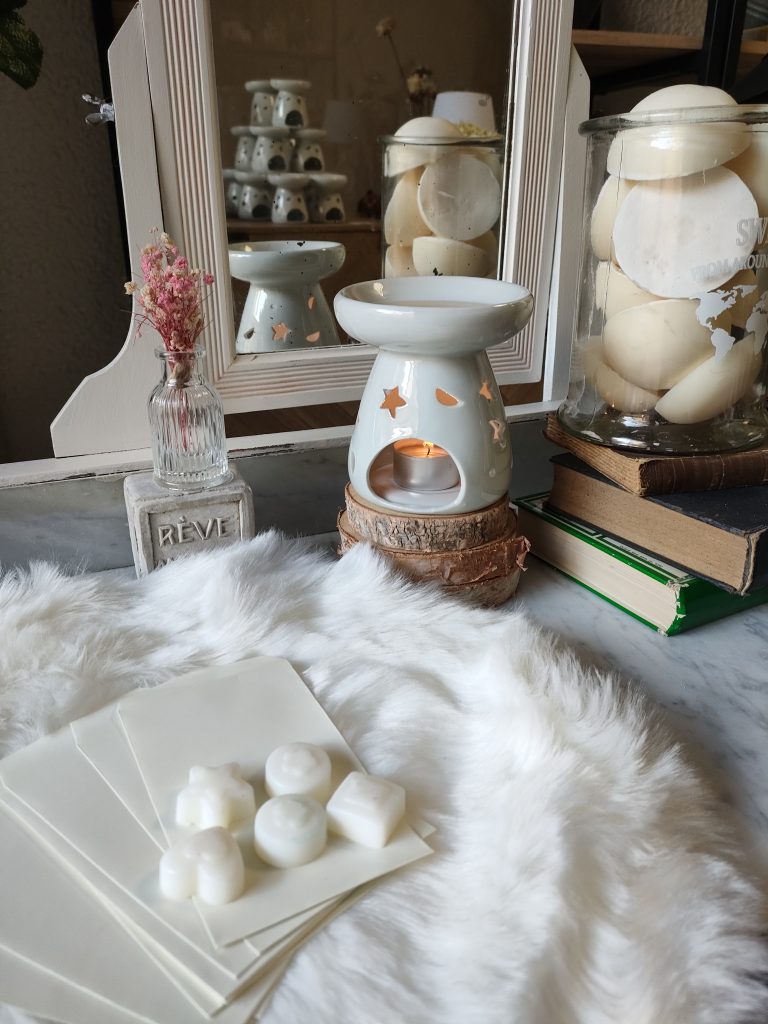 Fondant pour Brûle parfum blanc avec motif étoilé, idéal pour la décoration intérieure.