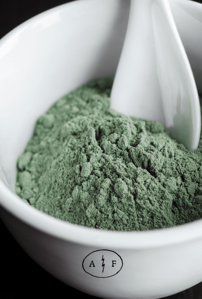 Argile verte cheveux visage acné Découvrez les bienfaits de l'argile verte montmorillonite 100% pure, extraite en Sardaigne et conditionnée en sachets doypacks de 70g. Idéale pour les soins de la peau, des cheveux et la détoxification. Certifiée Cosmos/Ecocert© pour une qualité et une pureté inégalées. Achetez dès maintenant et profitez de ses propriétés absorbantes et adsorbantes exceptionnelles.