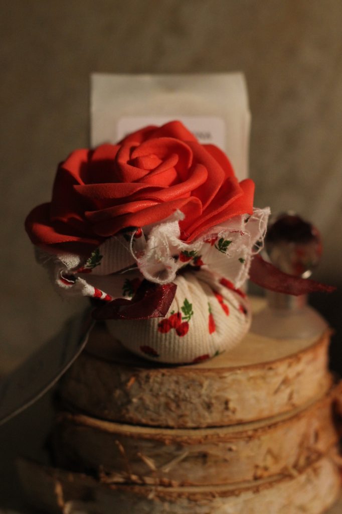 Parfumer son placard avec le Sachet parfumé Açaï Bowl avec notes fruitées et gourmandes, parfait pour diffuser une ambiance festive et fraîche pendant les fêtes de Noël.