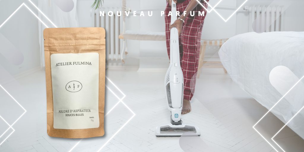 Poudre aspirateur appliquée sur un matelas pour nettoyer un matelas qui sent mauvais et éliminer les mauvaises odeurs naturellement.